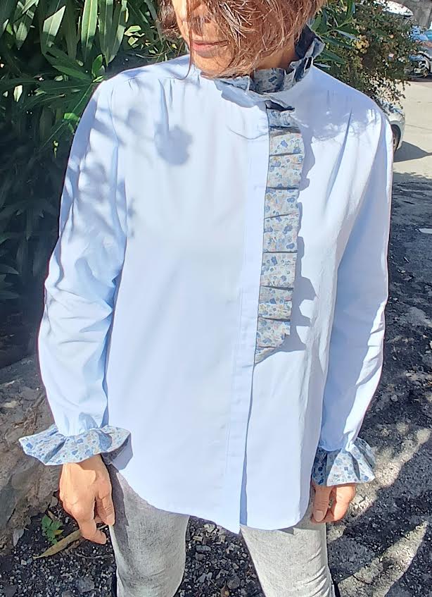 Camicia in cotone azzurro con ruches a fiorellini modello Pierrot