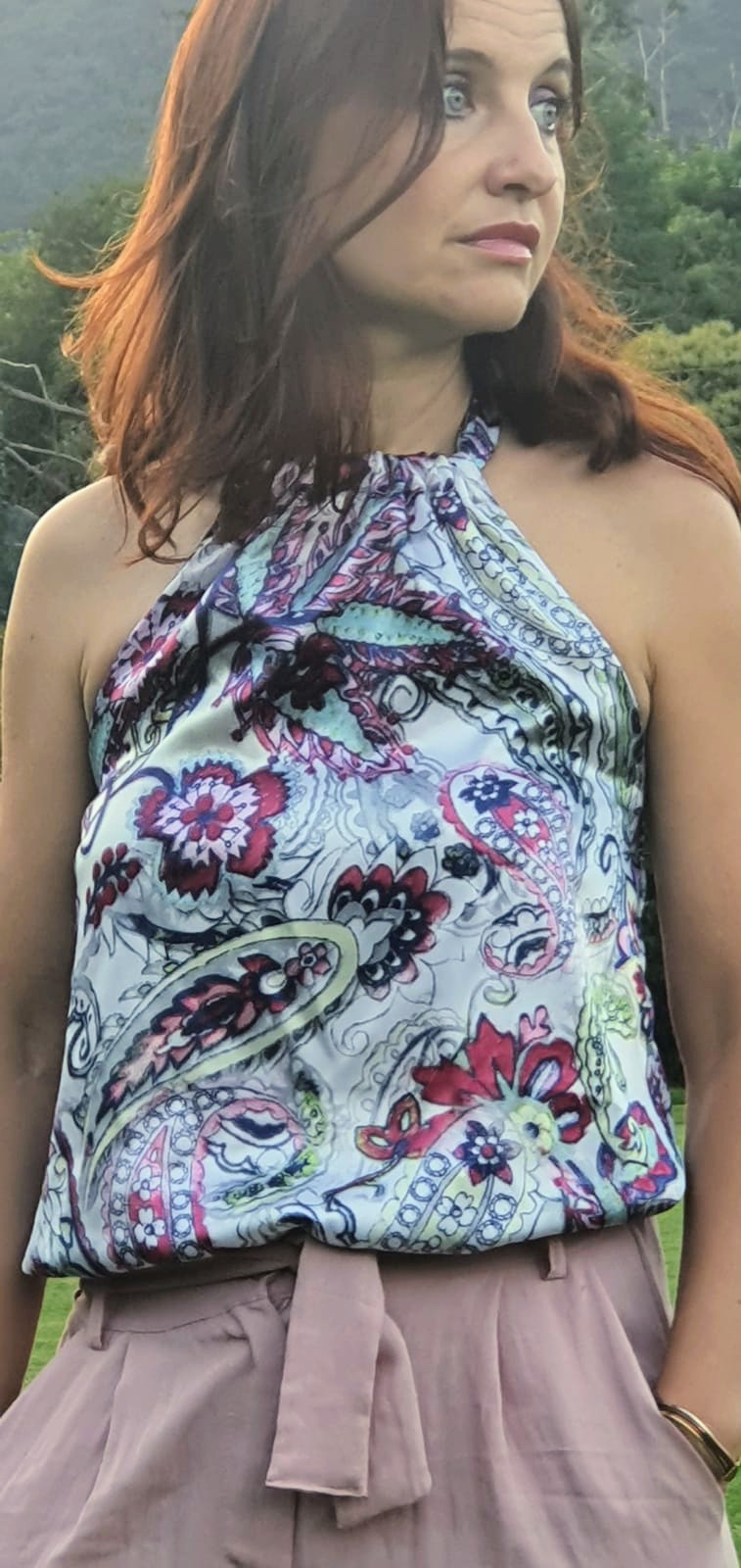 Top con scollo all'americana fantasia cachemire floreale