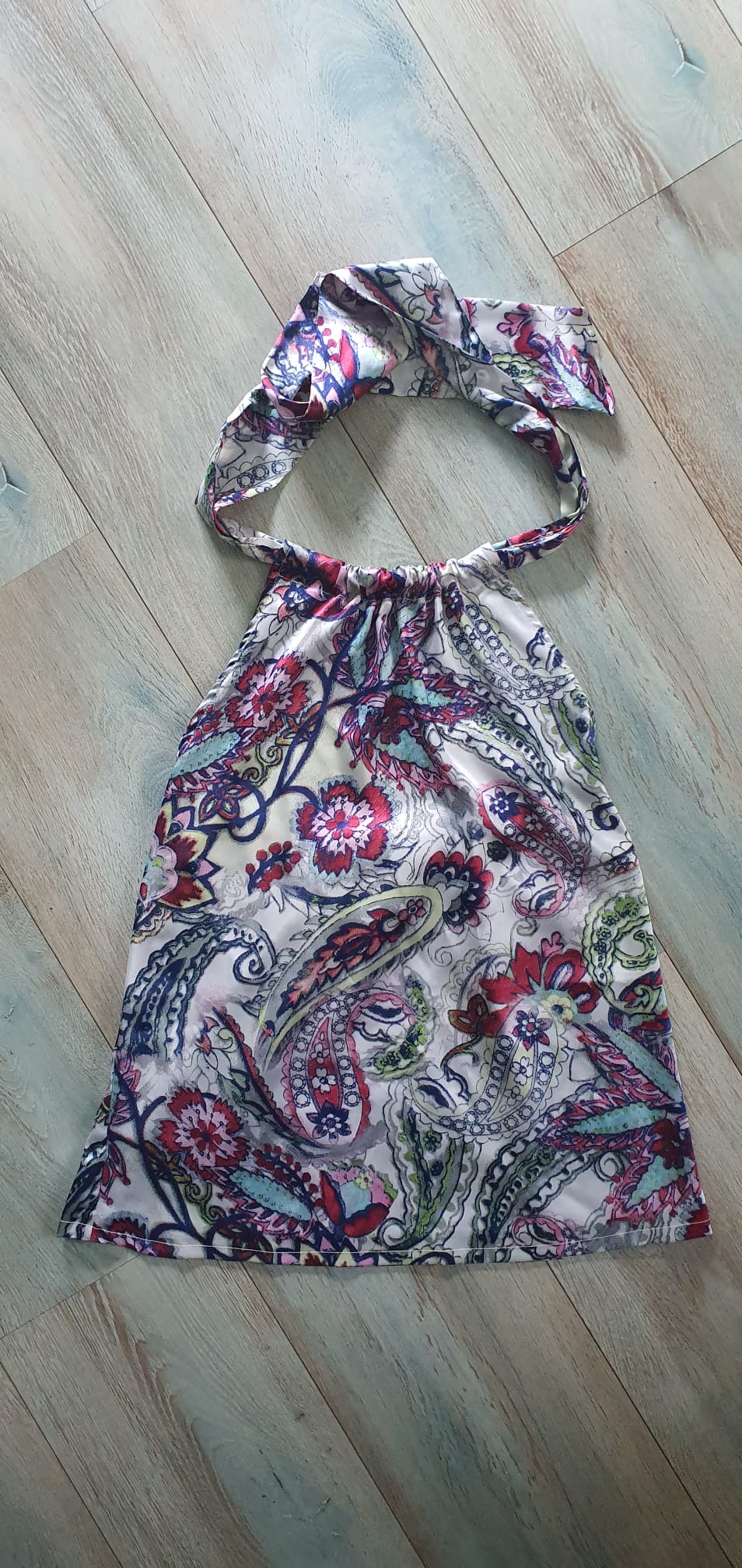 Top con scollo all'americana fantasia cachemire floreale