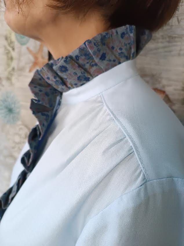 Camicia in cotone azzurro con ruches a fiorellini modello Pierrot